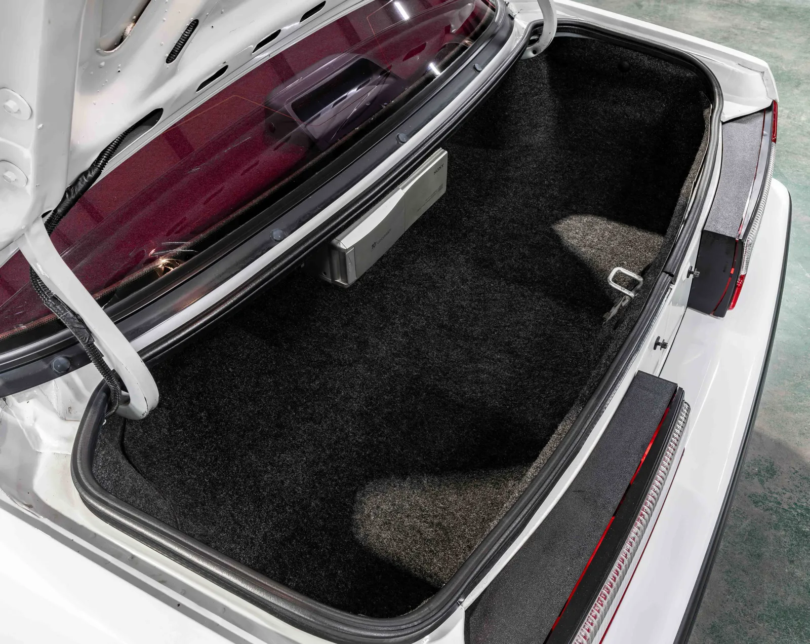 18_1991-Ford-Mustang-Oxford White-107446--51.jpg